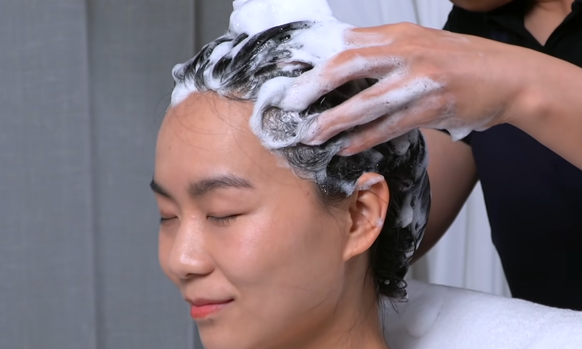 bien se laver les cheveux shampoing femme