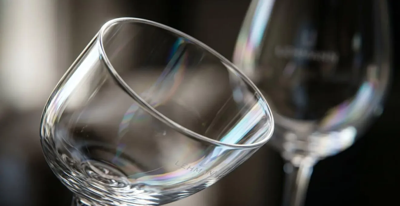 Gros plan sur le bord en cristal d'un verre Lehmann mettant en valeur sa finesse.