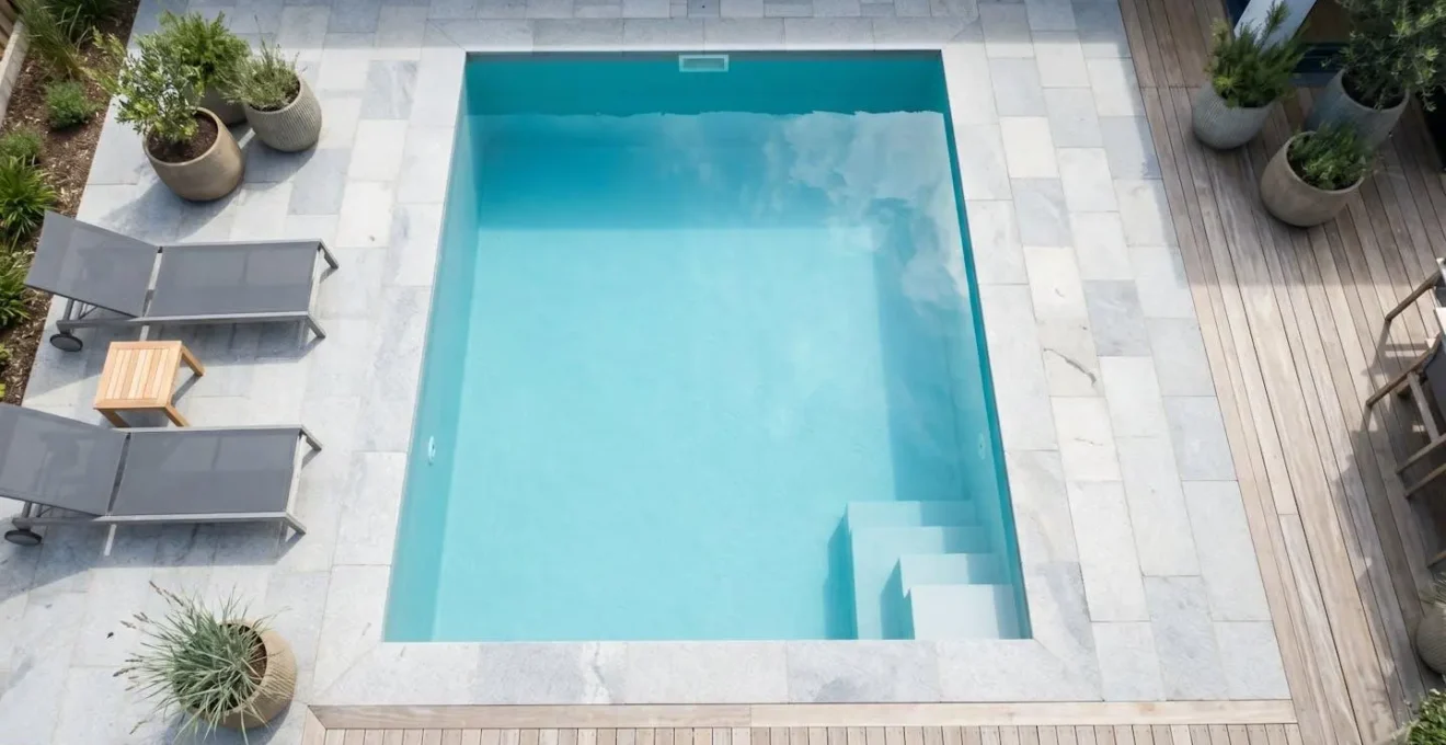 Piscine résidentielle avec une eau parfaitement claire sous un ciel d'été